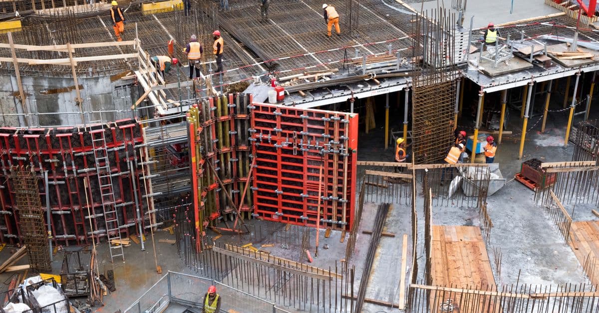Plusieurs équipes travaillant simultanément sur un grand chantier
