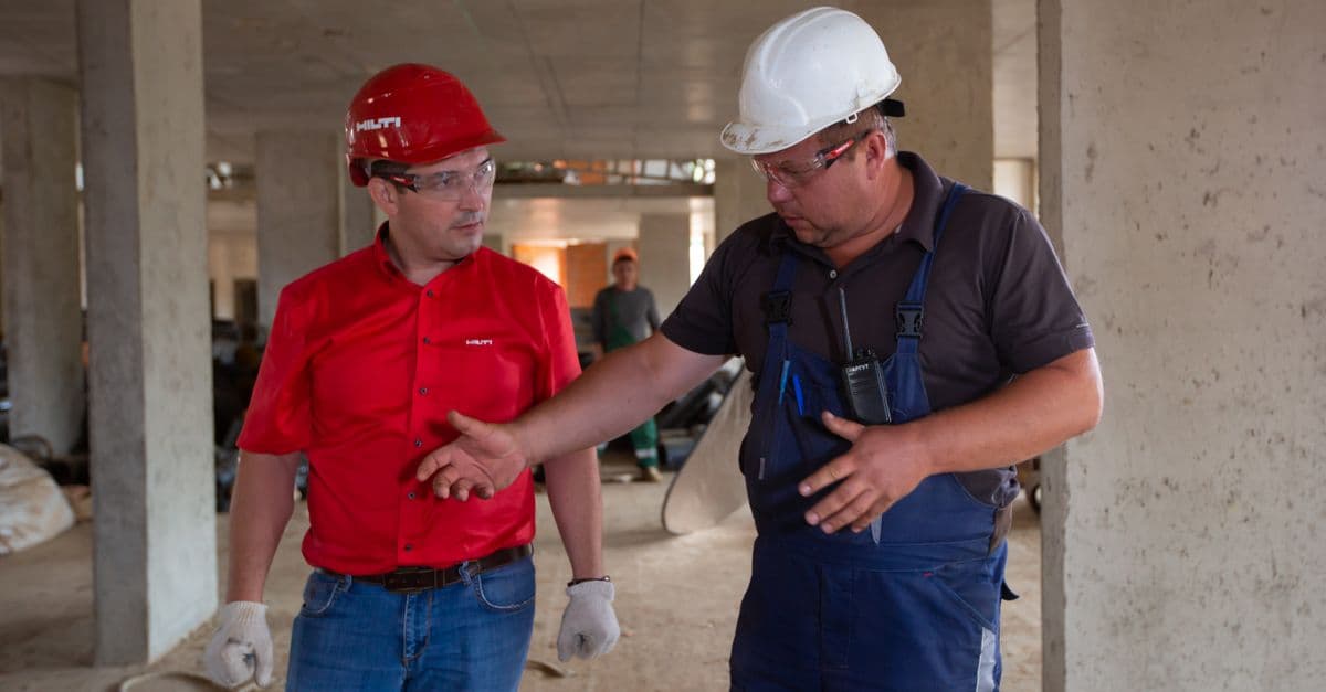 Responsables réalisant une visite d'inspection sur un chantier